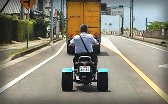 普通のバイクとは車幅が違うので注意